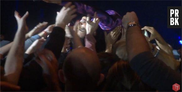 Shy'm se jette dans le public et tombe à Bercy, le 17 novembre 2015 à Paris