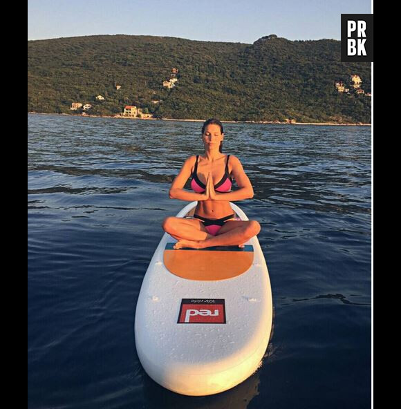 Laury Thilleman surfeuse sexy sur Instagram