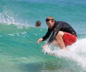 Simon Baker (Mentalist) en pleine séance de surf en Australie