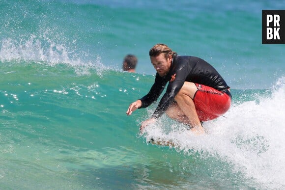 Simon Baker (Mentalist) en pleine séance de surf en Australie