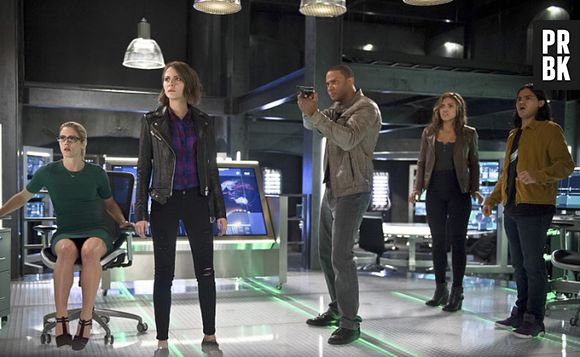 Arrow saison 4 et Flash saison 2 : nouvelles images du crossover avec Stephen Amell, Grant Gustin
