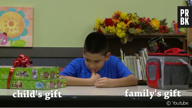 Des enfants participent à une expérience sociale sur le thème de noel avec des cadeaux à offrir à leurs parents