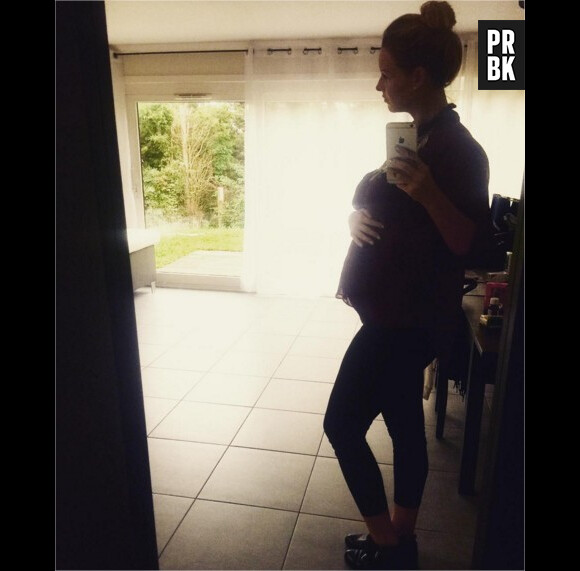 Aurélie Van Daelen enceinte de 6 mois sur une photo postée sur Instagram