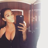 Kim Kardashian invente un nouveau concept : la photo sponso... mais sexy