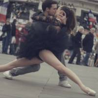 Des danseurs rendent hommage à Paris en s&#039;embrassant dans les rues de la capitale
