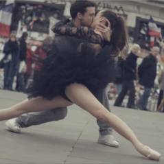 Des danseurs rendent hommage à Paris en s'embrassant dans les rues de la capitale
