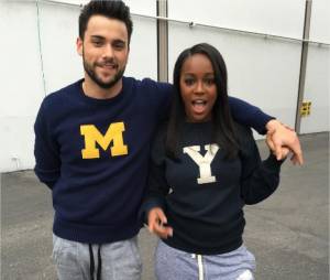 How To Get Away with Murder : Aja Noami King pose avec Jack Falahee sur le tournage