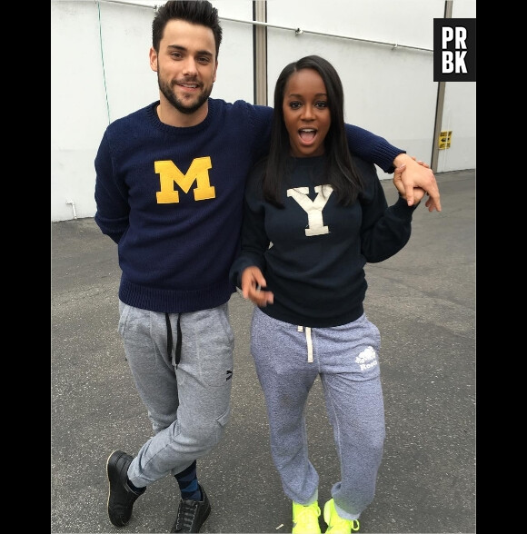How To Get Away with Murder : Aja Noami King pose avec Jack Falahee sur le tournage