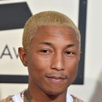 Pharrell Williams blond : apparition remarquée sur le tapis rouge des Grammy Awards 2016