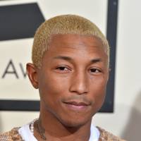 Pharrell Williams blond : apparition remarquée sur le tapis rouge des Grammy Awards 2016