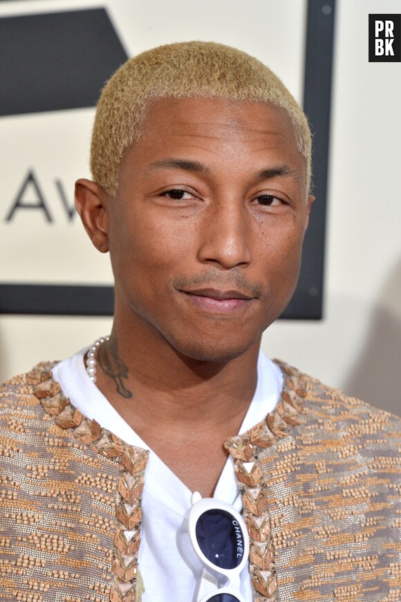 Pharrell Williams blond sur le tapis rouge des Grammy Awards 2016, le 15 février à Los Angeles