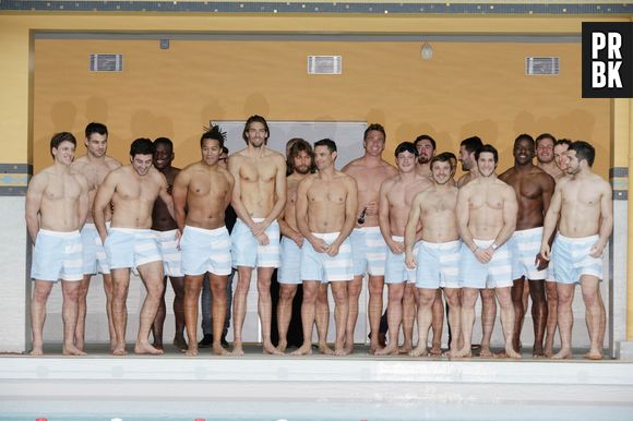 Camille Lacourt sexy et torse nu avec les joueurs du Racing 92 pour Clarins à la piscine Molitor, le 17 février 2016