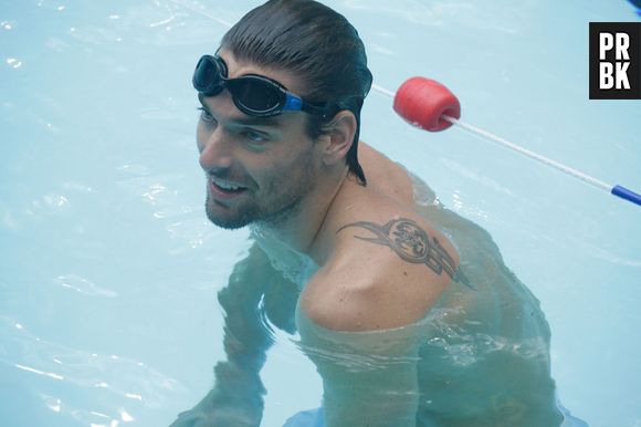 Camille Lacourt sexy et torse nu avec les joueurs du Racing 92 pour Clarins à la piscine Molitor, le 17 février 2016