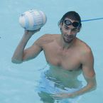Camille Lacourt sexy et torse nu avec les joueurs du Racing 92 pour Clarins