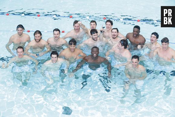 Camille Lacourt sexy et torse nu avec les joueurs du Racing 92 pour Clarins à la piscine Molitor, le 17 février 2016