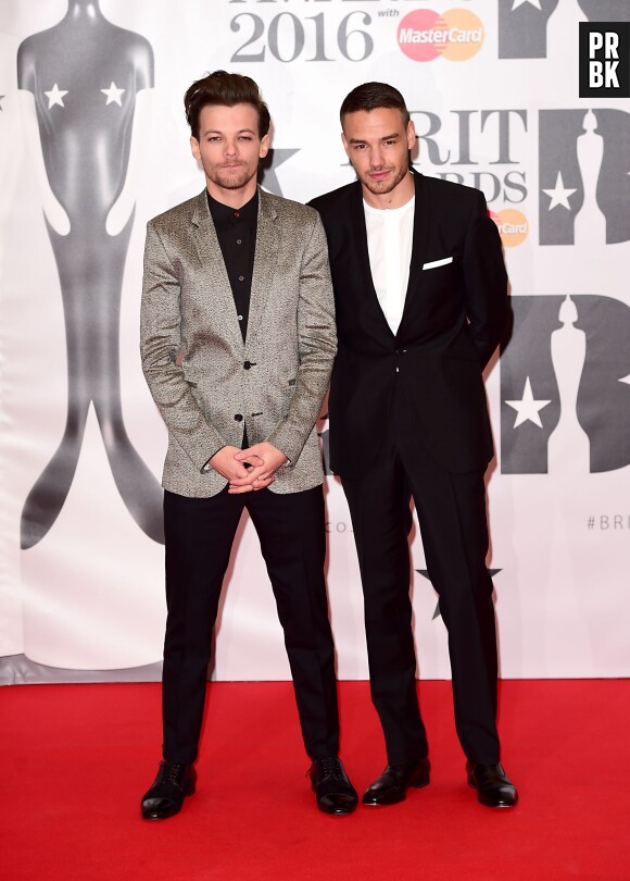 Liam Payne et Louis Tomlinson sur le tapis rouge des BRIT Awards le 24 février 2016 à Londres
