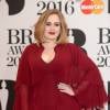 Adele sur le tapis rouge des BRIT Awards le 24 février 2016 à Londres