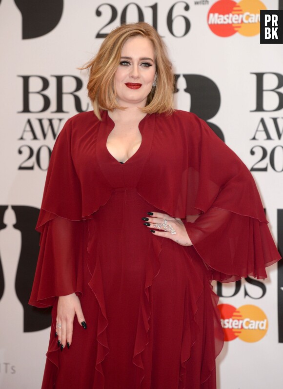 Adele sur le tapis rouge des BRIT Awards le 24 février 2016 à Londres