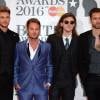 Le groupe Lawson sur le tapis rouge des BRIT Awards le 24 février 2016 à Londres