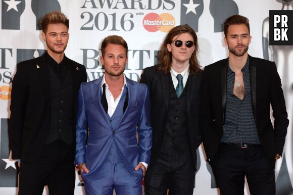 Le groupe Lawson sur le tapis rouge des BRIT Awards le 24 février 2016 à Londres