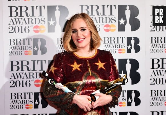 Adele gagnante aux BRIT Awards le 24 février 2016 à Londres