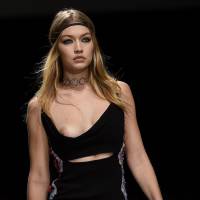 Gigi Hadid dévoile un sein sur le défilé Versace : sa réaction au fail sur Twitter