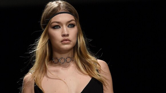 Gigi Hadid dévoile un sein sur le défilé Versace : sa réaction au fail sur Twitter