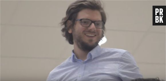 "Coup de foudre entre hommes en escalator"