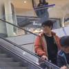 "Coup de foudre entre hommes en escalator"