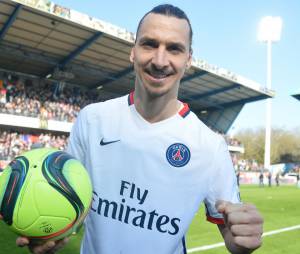 Zlatan Ibrahimovic et son ballon du quadruplé après le match Troyes vs PSG, le 13 mars 2016