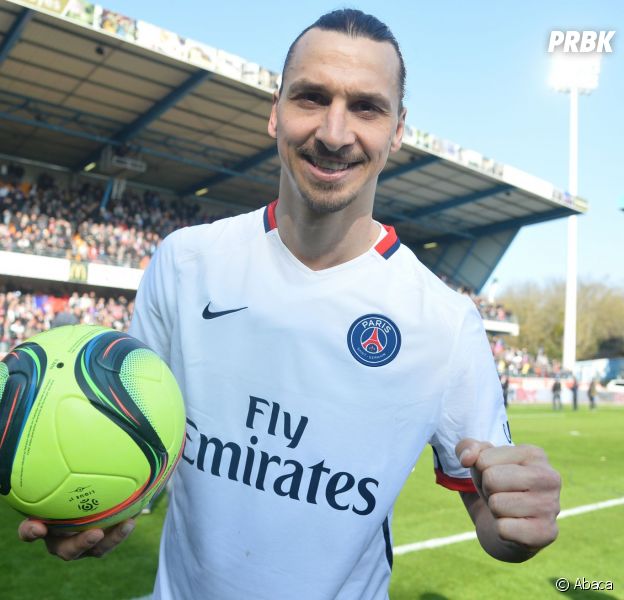 Zlatan Ibrahimovic et son ballon du quadruplé après le match Troyes vs PSG, le 13 mars 2016