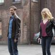 The Vampire Diaries saison 7, épisode 20 : Alaric (Matt Davis) et Caroline (Candice Accola) sur une photo