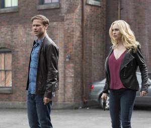 The Vampire Diaries saison 7, épisode 20 : Alaric (Matt Davis) et Caroline (Candice Accola) sur une photo