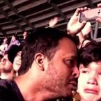 Un père et son fils autiste en larmes au concert de Coldplay, la vidéo bouleversante