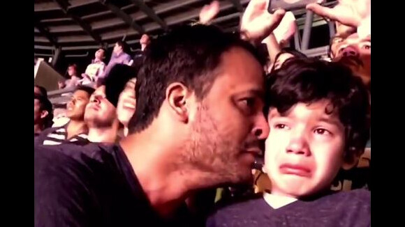 Un père et son fils autiste en larmes au concert de Coldplay, la vidéo bouleversante