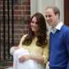 Princesse Charlotte quitte l'hôpital Saint Mary's avec Kate Middleton et le Prince William le 2 mai 2015