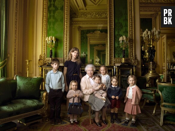 La Reine Elizabeth pose avec ses arrières petits-enfants dont la Princesse Charlotte et le Prince George en avril 2016