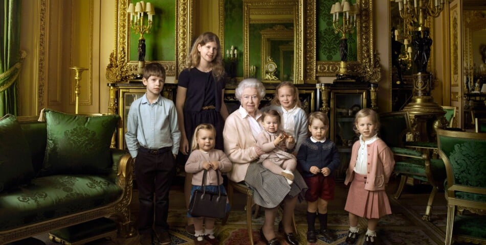 La Reine Elizabeth pose avec ses arrières petits-enfants dont la Princesse Charlotte et le Prince George en avril 2016