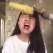 Une jeune chinoise tente de manger du maïs avec une perceuse : la vidéo qui arrache les cheveux