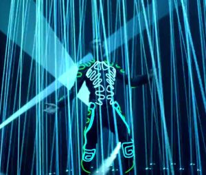 Zayn esquisse quelques pas de danse dans le clip "Like I Would"