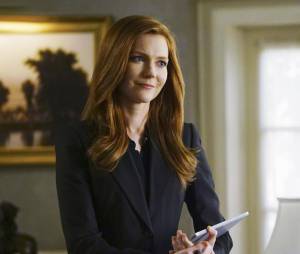 Scandal saison 5, épisode 21 : Abby (Darby Stanchfield) sur une photo