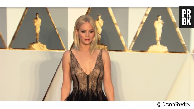 Jennifer Lawrence sur le tapis rouge des Oscars 2016