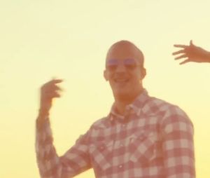 John Mamann, Lartiste et Rim'K dansent au soleil.