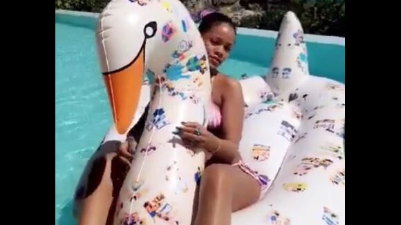 Rihanna : sa pool party ultra sexy avec Melissa Ford sur Snapchat et Instagram