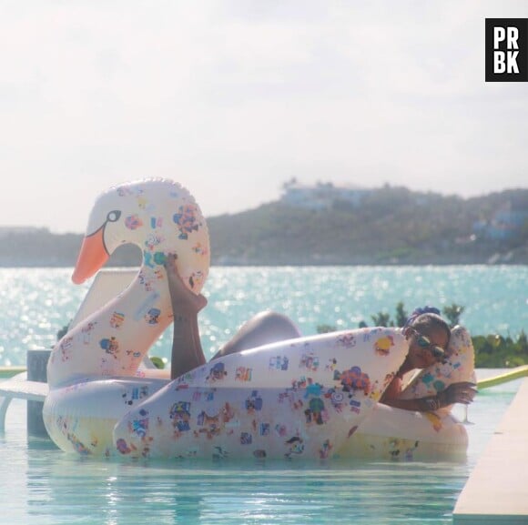 Rihanna : pool party hot avec sa copine Mélissa Ford