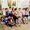 Zac Efron entouré d'enfants dans une école primaire