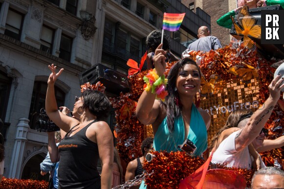 Un char aux couleurs d'Orange is the new black lors de la Gay Pride de New-York le 26 juin 2016