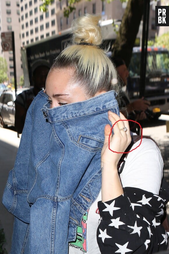 Miley Cyrus, toujours avec sa bague à l'annulaire.