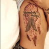 Demi Lovato dévoile aussi un ancien tatouage énorme.
