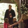 The Vampire Diaries saison 8, épisode 7 : Alaric (Matt Davis) et ses filles sur une photo